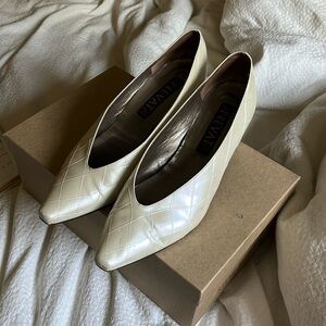 Vintage Prevata Iredecent Pearl Quilted Italian Point toe kitten Heel Pumps